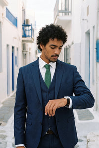 Gravata masculina verde com acabamento em camurça.