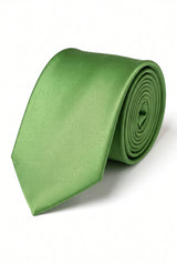 Conjunto masculino de gravata verde com lenço de bolso e abotoaduras combinando.