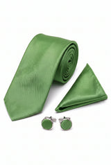 Conjunto masculino de gravata verde com lenço de bolso e abotoaduras combinando.