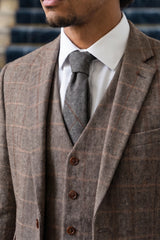 Gravata masculina cinza em tweed com estampa espinha de peixe e mistura de lã.