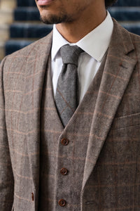 Gravata masculina cinza em tweed com estampa espinha de peixe e mistura de lã.