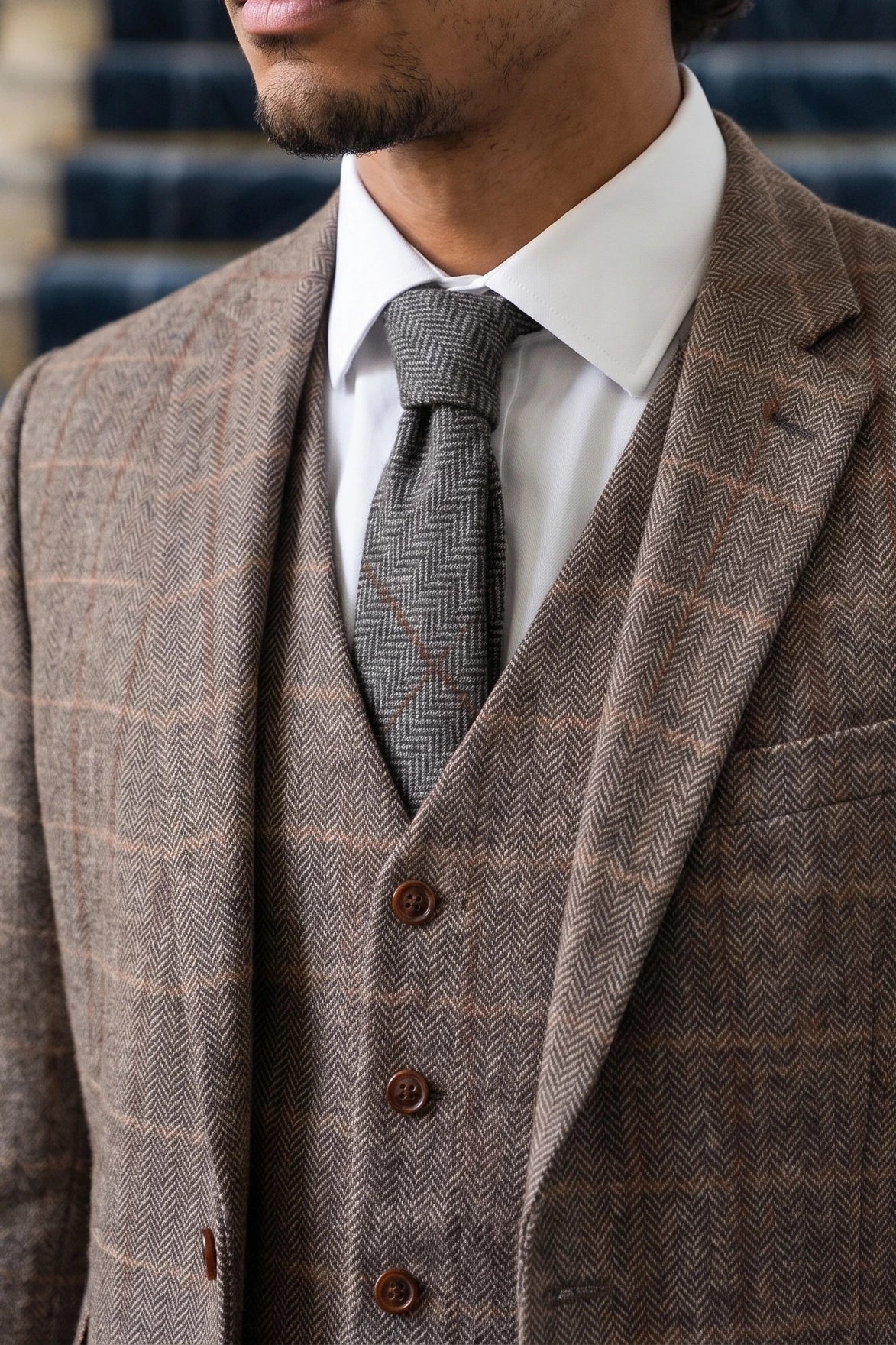 Gravata masculina cinza em tweed com estampa espinha de peixe e mistura de lã.