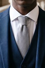 Gravata masculina cinza de malha lisa