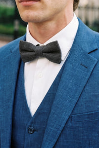 Gravata borboleta masculina em tweed cinza com mistura de lã.