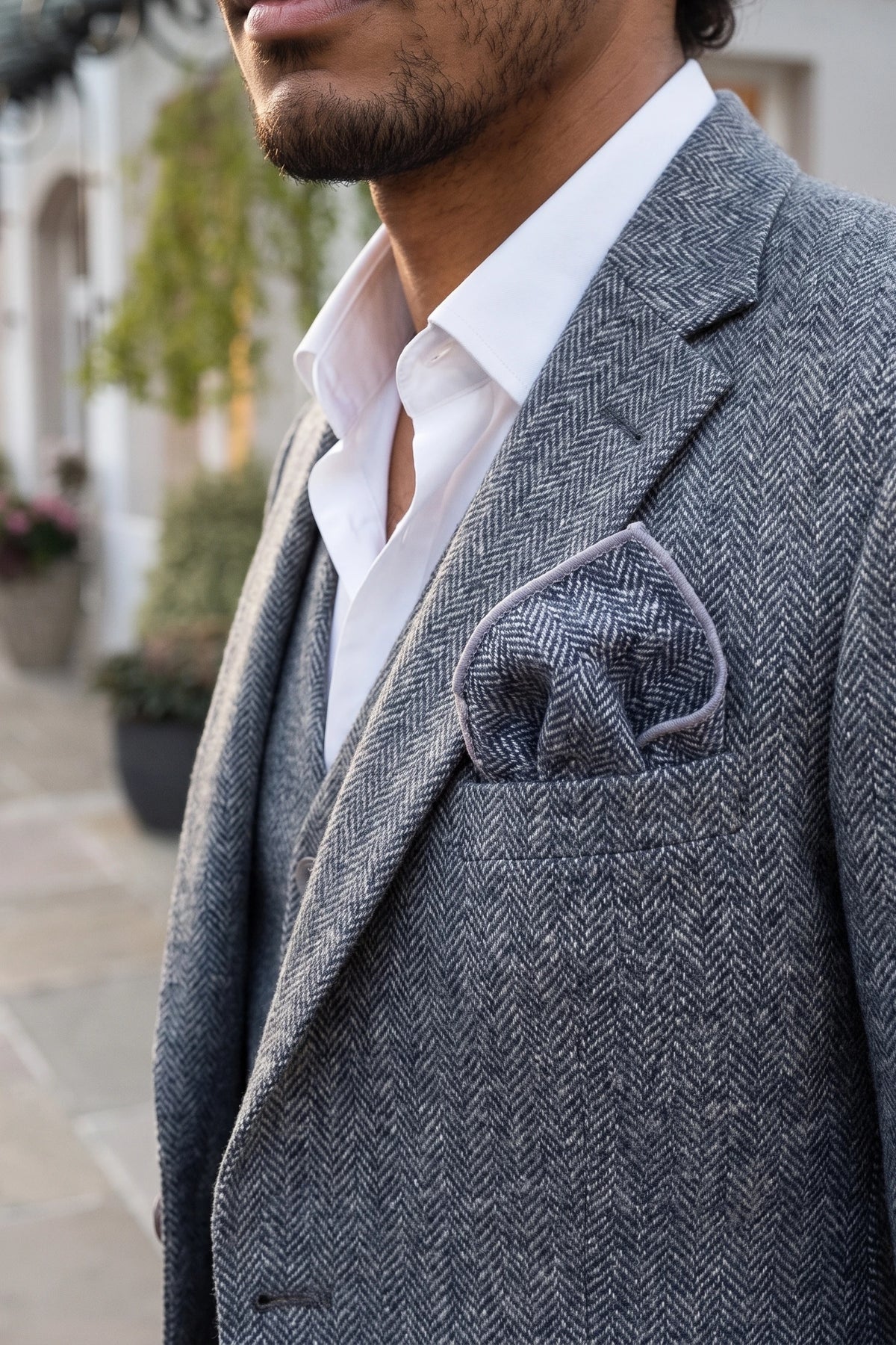Lenço de bolso masculino em tweed cinza com mistura de lã.