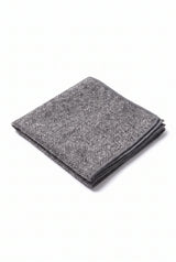 Lenço de bolso masculino em tweed cinza com mistura de lã.