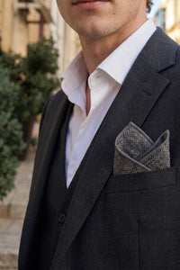 Lenço de bolso masculino em tweed cinza com mistura de lã.