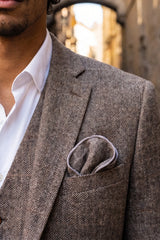 Lenço de bolso masculino em tweed cinza com mistura de lã.