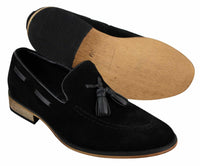 Mocassins masculinos italianos de couro camurça com borla, nas cores azul, preto e marrom.