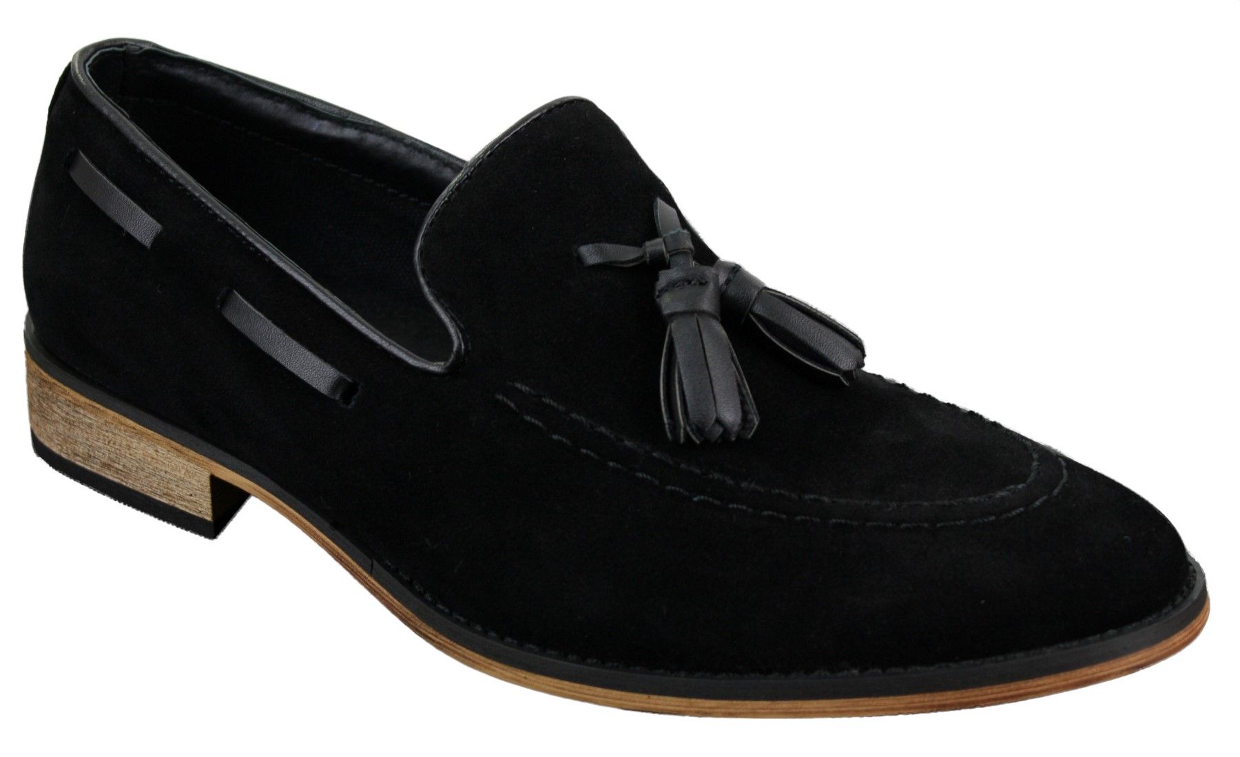 Mocassins masculinos italianos de couro camurça com borla, nas cores azul, preto e marrom.