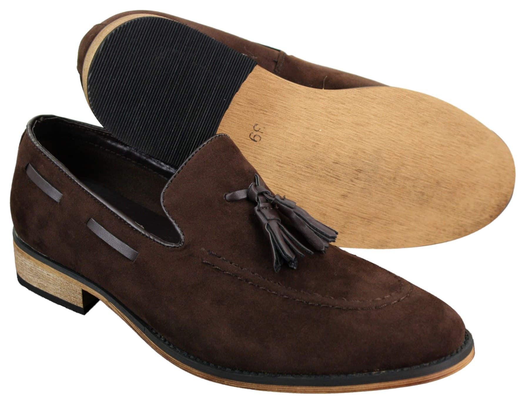 Mocassins masculinos italianos de couro camurça com borla, nas cores azul, preto e marrom.