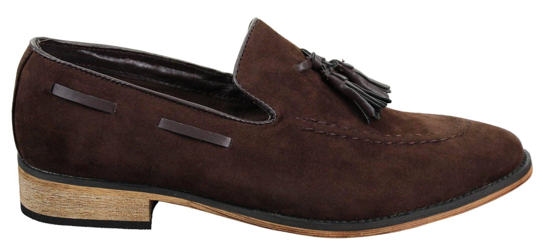 Mocassins masculinos italianos de couro camurça com borla, nas cores azul, preto e marrom.