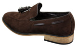 Mocassins masculinos italianos de couro camurça com borla, nas cores azul, preto e marrom.