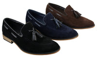 Mocassins masculinos italianos de couro camurça com borla, nas cores azul, preto e marrom.