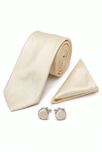 Conjunto de gravata masculina cor marfim com lenço de bolso e abotoaduras.