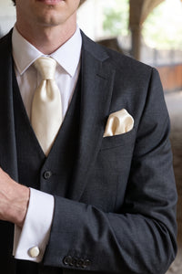 Conjunto de gravata masculina cor marfim com lenço de bolso e abotoaduras.