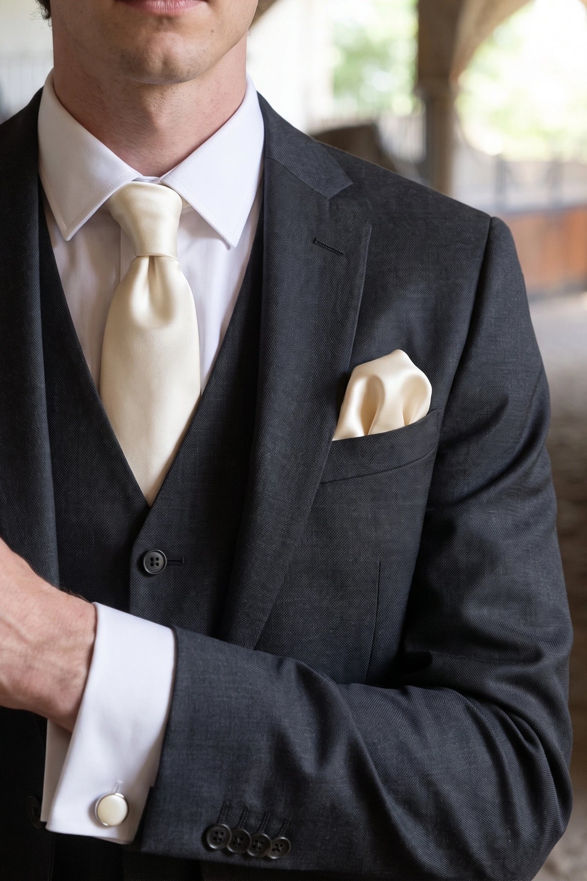 Conjunto de gravata masculina cor marfim com lenço de bolso e abotoaduras.