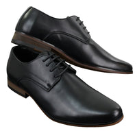 Sapatos sociais masculinos de couro liso com cadarço, forrados e elegantes, na cor preta.