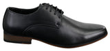 Sapatos sociais masculinos de couro liso com cadarço, forrados e elegantes, na cor preta.