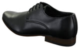 Sapatos sociais masculinos de couro liso com cadarço, forrados e elegantes, na cor preta.