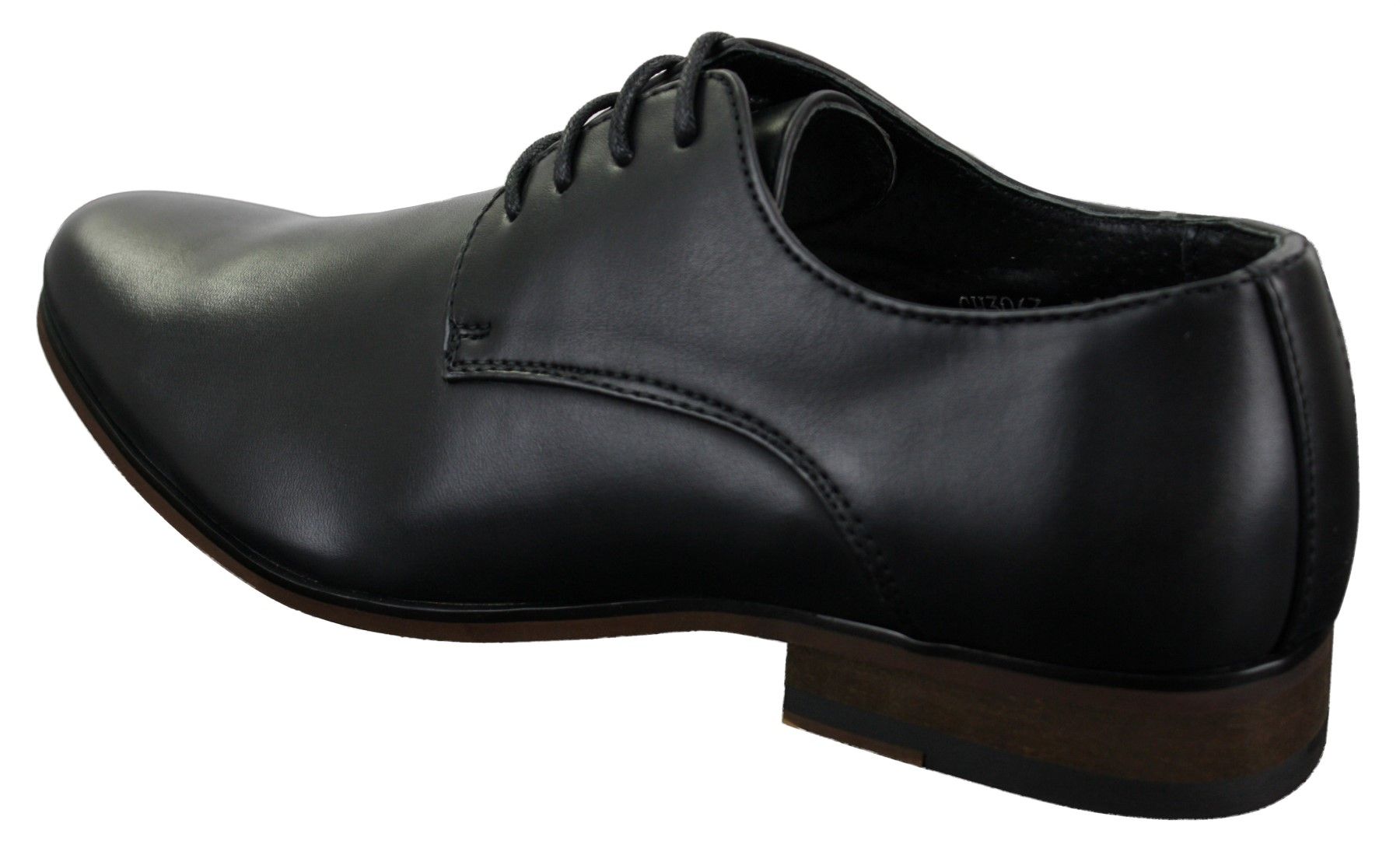 Sapatos sociais masculinos de couro liso com cadarço, forrados e elegantes, na cor preta.