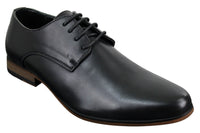 Sapatos sociais masculinos de couro liso com cadarço, forrados e elegantes, na cor preta.