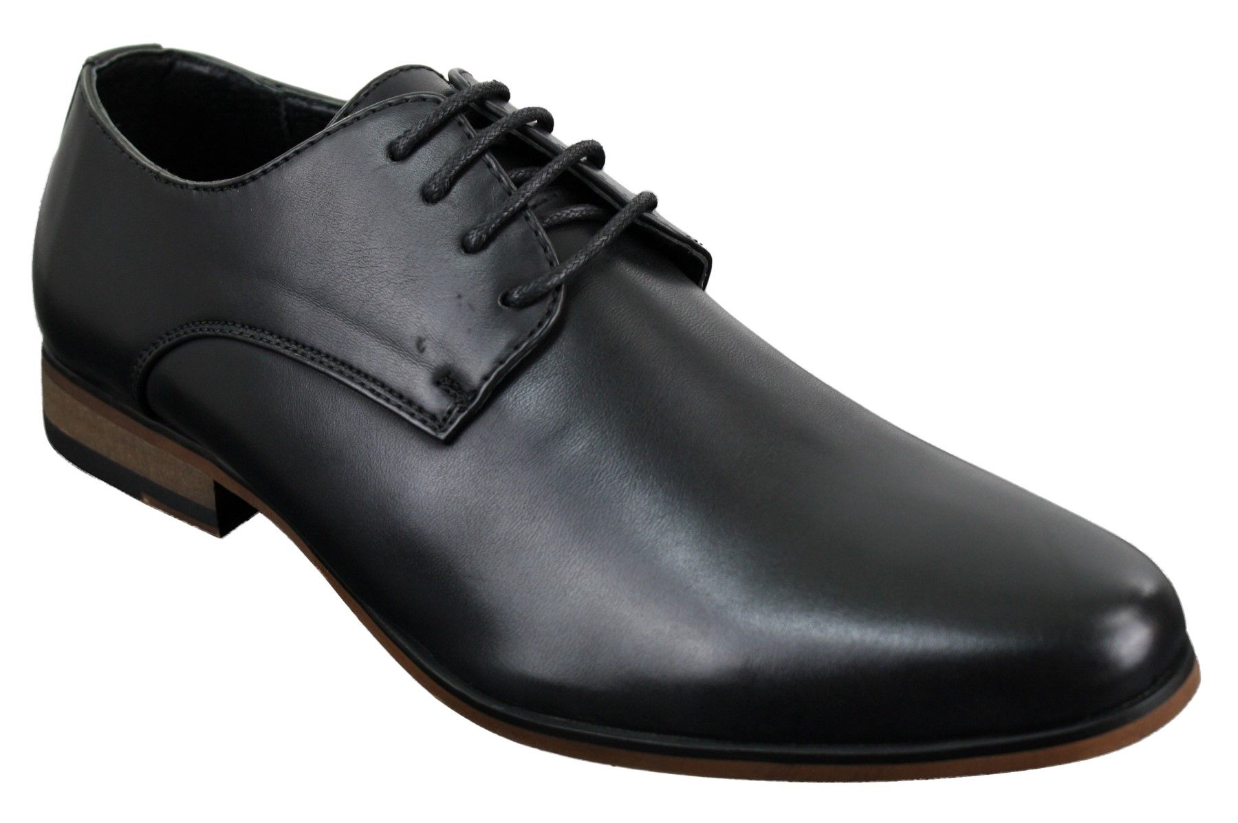 Sapatos sociais masculinos de couro liso com cadarço, forrados e elegantes, na cor preta.