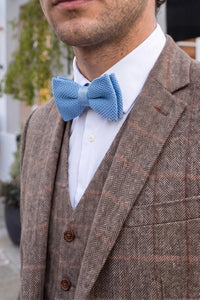 Gravata borboleta masculina azul-clara de tricô