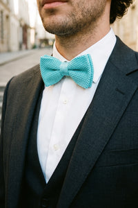 Gravata borboleta masculina azul-clara de tricô