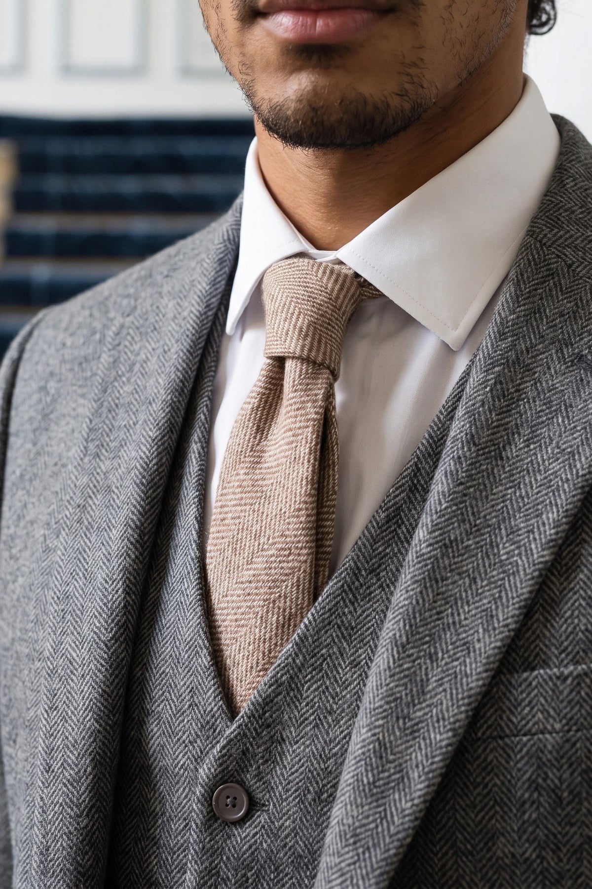 Gravata masculina em tweed de lã mista com padrão espinha de peixe marrom claro