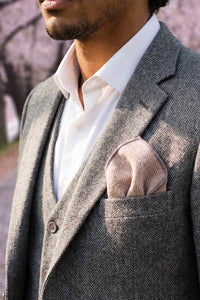 Lenço de bolso masculino em tweed rosa claro com mistura de lã.