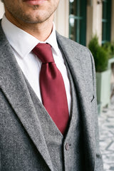 Gravata masculina slim de cor sólida bordô, 6 cm de largura.