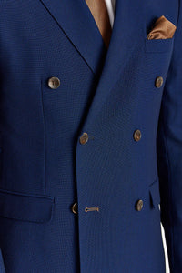 Blazer masculino azul-marinho com estampa olho de perdiz e abotoamento duplo.