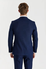 Blazer masculino azul-marinho com estampa olho de perdiz e abotoamento duplo.