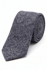 Gravata masculina azul-marinho em tweed de lã com padrão espinha de peixe.