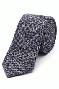 Gravata masculina azul-marinho em tweed de lã com padrão espinha de peixe.