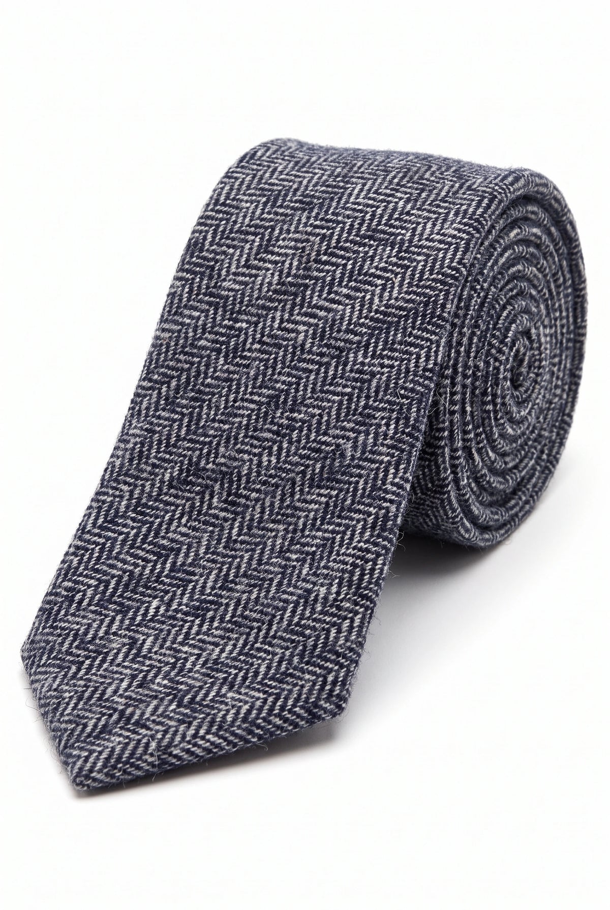Gravata masculina azul-marinho em tweed de lã com padrão espinha de peixe.