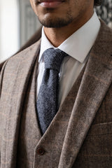 Gravata masculina azul-marinho em tweed de lã com padrão espinha de peixe.