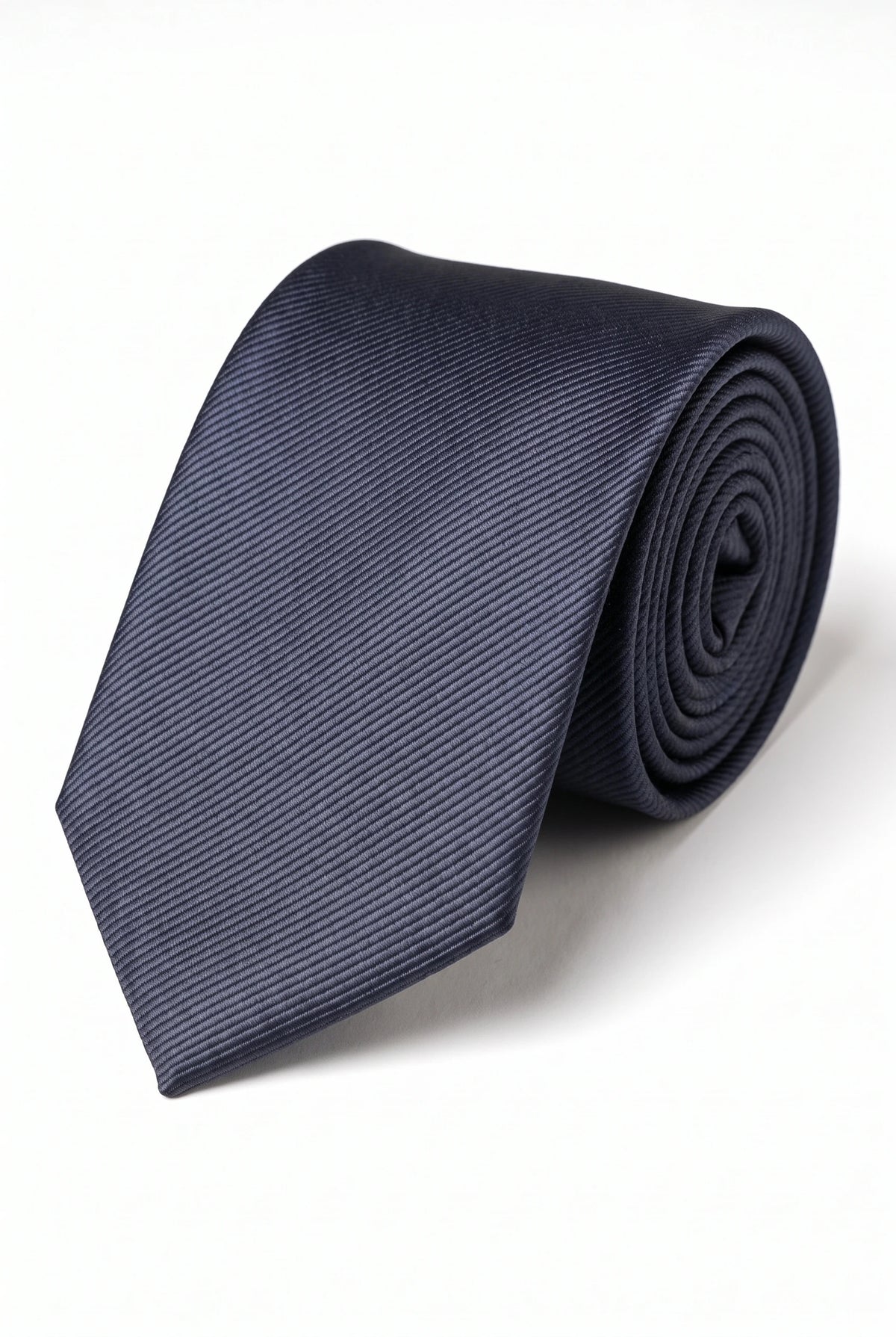 Gravata masculina azul-marinho slim de 6 cm, cor sólida.