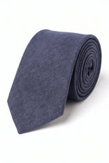 Gravata masculina azul-marinho com acabamento em camurça.