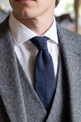 Gravata masculina azul-marinho com acabamento em camurça.