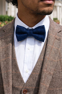 Gravata borboleta masculina em tweed azul-marinho com mistura de lã.