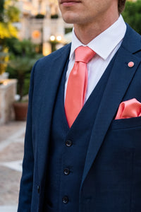Conjunto masculino de gravata pêssego com lenço de bolso e abotoaduras.