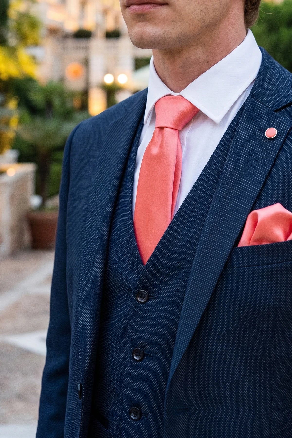 Conjunto masculino de gravata pêssego com lenço de bolso e abotoaduras.