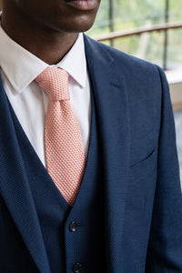 Gravata masculina rosa de tricô com ponta quadrada plana