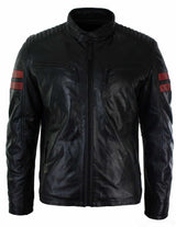 Jaqueta bomber masculina preta em couro legítimo com listras vermelhas, acolchoada, corte slim, estilo casual.