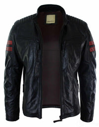 Jaqueta bomber masculina preta em couro legítimo com listras vermelhas, acolchoada, corte slim, estilo casual.