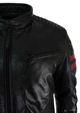 Jaqueta bomber masculina preta em couro legítimo com listras vermelhas, acolchoada, corte slim, estilo casual.