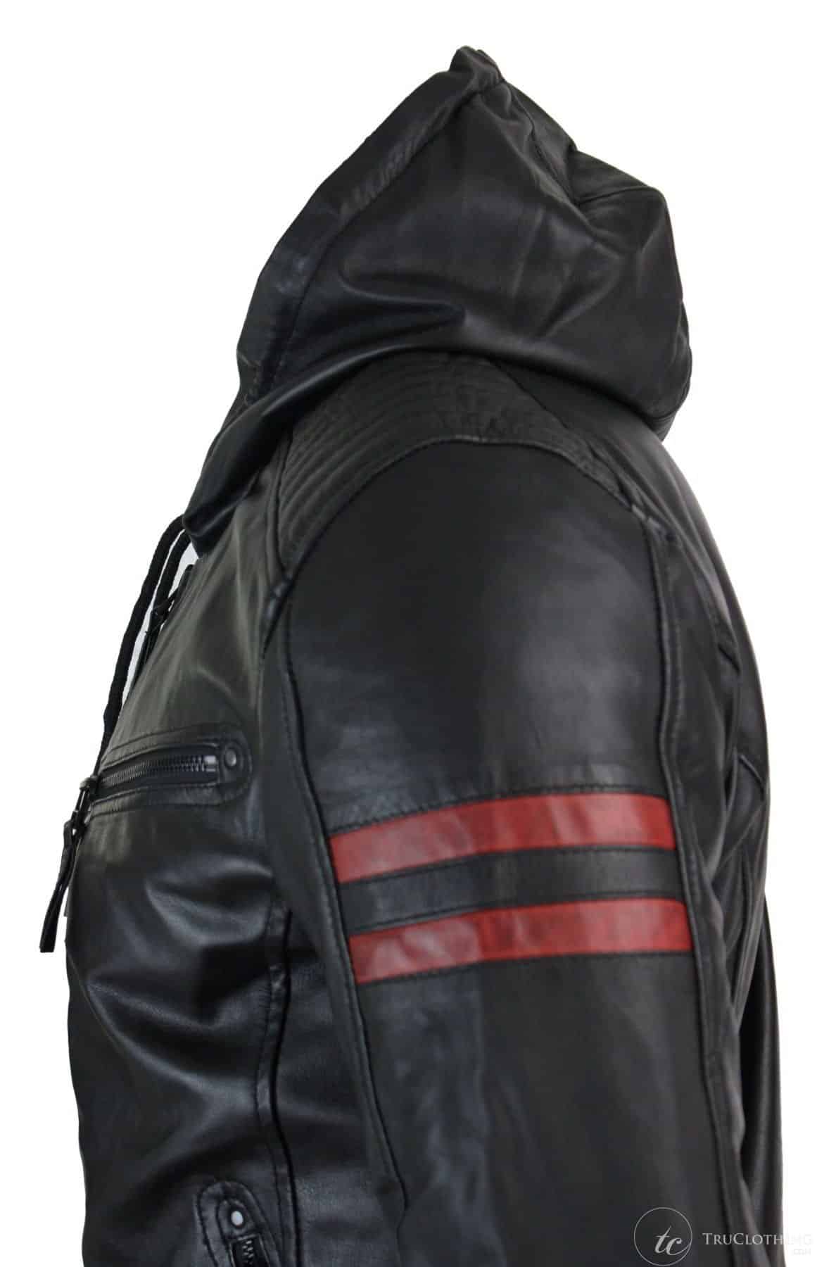 Jaqueta Bomber Masculina Preta com Capuz, em Couro Legítimo, Listras Vermelhas, Acolchoada, Corte Slim e Casual.