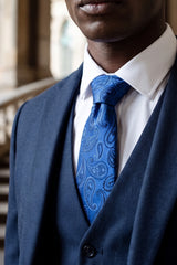 Gravata masculina azul royal com estampa paisley